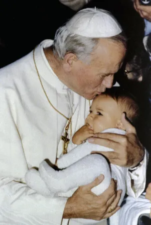 Giovanni Paolo II bacia un neonato durante una udienza generale nel 1980 |  | CPP