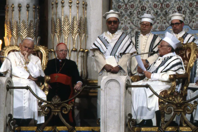 Toaff Giovanni Paolo II | Un momento della visita alla Sinagoga di Roma di Giovanni Paolo II, accolto dal rabbino capo Elio Toaff | ©GIANCARLO GIULIANI/CPP