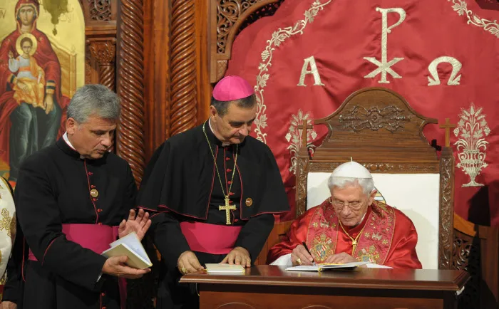 Benedetto XVI in Libano nel 2012 | Benedetto XVI firma l'esortazione apostolica post-sinodale Ecclesia in Medio Oriente, Basilica di San Paolo, Harissa, Libano, 14 settembre 2012 | OR/CPP
