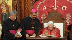 Benedetto XVI firma l'esortazione apostolica post-sinodale Ecclesia in Medio Oriente, Basilica di San Paolo, Harissa, Libano, 14 settembre 2012 / OR/CPP