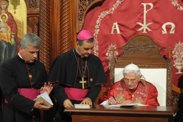 Benedetto XVI firma l'esortazione apostolica post-sinodale Ecclesia in Medio Oriente, Basilica di San Paolo, Harissa, Libano, 14 settembre 2012 / OR/CPP