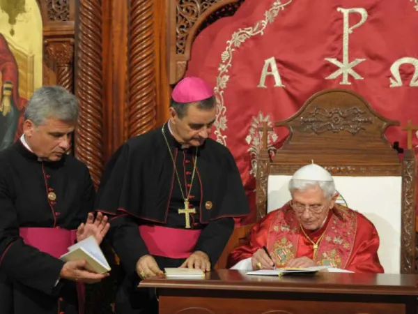 Benedetto XVI firma la esortazione post sinodale ad Harissa |  | Aci Group