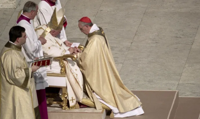 Papa Giovanni Paolo II crea cardinale l'Arcivescovo Jorge Mario Bergoglio |  | ©GIANCARLO GIULIANI/CPP