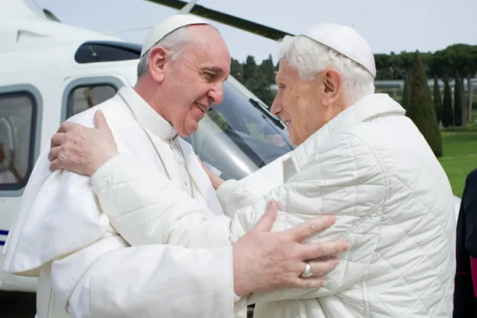 Il primo abbraccio tra Papa Francesco e Benedetto XVI |  | ©OSSERVATORE ROMANO/CPP