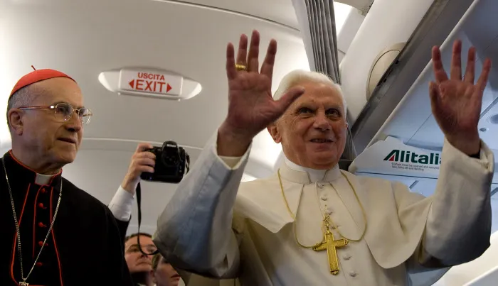 Papa Benedetto XVI ed il Cardinale Tarcisio Bertone |  |  ©ALESSIA GIULIANI/CPP