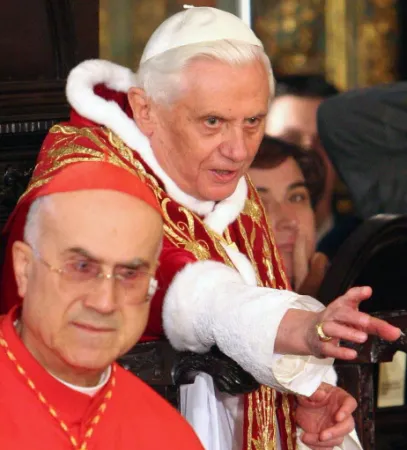 Benedetto XVI e il cardinal Bertone ad Istanbul nel 2006 | Benedetto XVI e il cardinal Bertone ad Istanbul nel 2006 | Alessia Giuliani/CPP