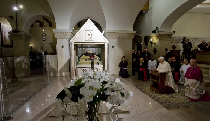 Benedetto XVI prega davanti alle spoglie di San Pio da Pietrelcina |  | ©EMANUELA DE MEO/CPP
