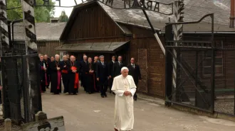 Benedetto XVI, Auschwitz e la domanda a Dio: "Perché hai taciuto?"