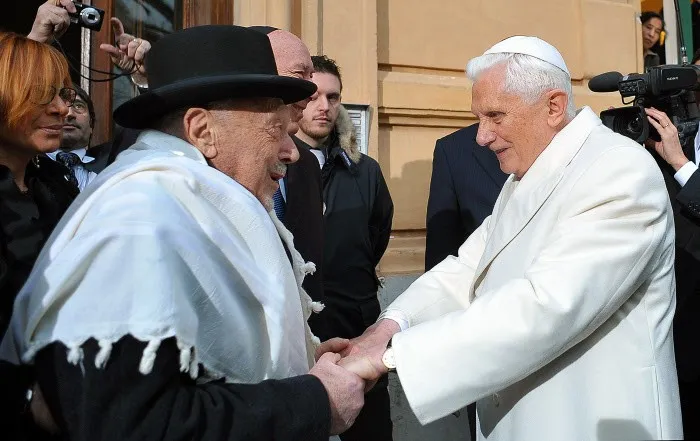 L'incontro di Benedetto XVI e Rav Toaff nel 2010 |  | Osservatore Romano/ Cpp