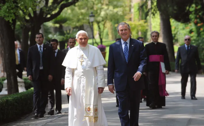 Benedetto XVI con l'ex Presidente USA George W. Bush |  | ©GIANCARLO GIULIANI/CPP