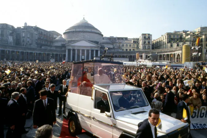 Giovanni Paolo II a Napoli nel 1990 |  | GIANCARLO GIULIANI - CPP