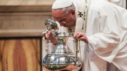 Papa Francesco soffia nelle ampolle degli olii santi durante la Messa del Crisma / @M.Migliorato/CPP