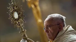 Il Papa benedice al termine della processione del Corpus Domini  / Alessia Giuliani /CPP