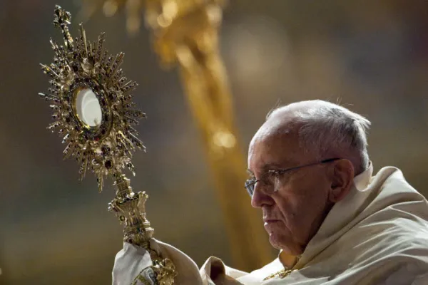Il Papa benedice al termine della processione del Corpus Domini  / Alessia Giuliani /CPP