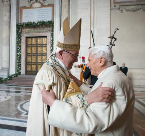 L'abbraccio tra Francesco e Benedetto XVI  |  |  ©Servizio FotograficoOR/CPP