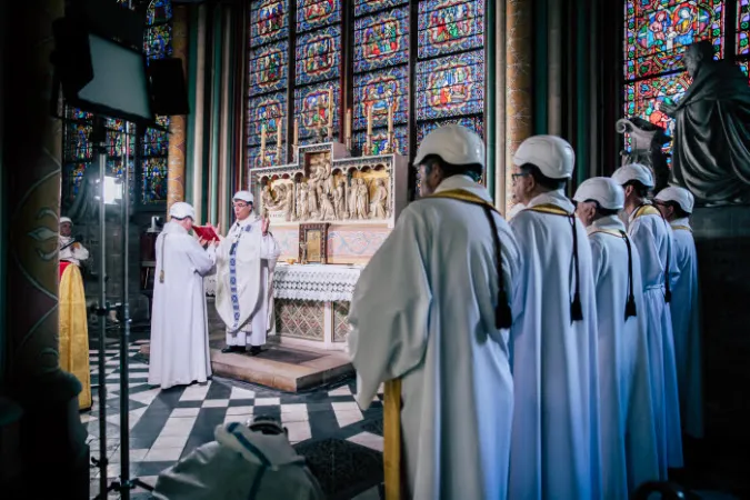L'arcivescovo Michel Aupetit celebra la prima Messa a Notre Dame dopo l'incendio dello scorso 15 aprile, Notre Dame, 15 giugno 2019 | ©Guillaume POLI / CIRIC/CPP