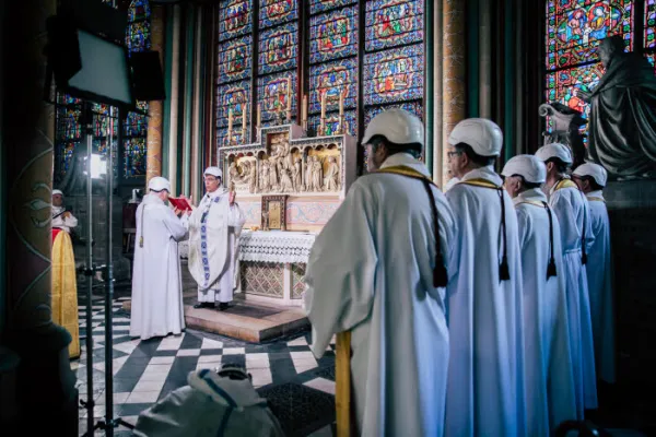 L'arcivescovo Michel Aupetit celebra la prima Messa a Notre Dame dopo l'incendio dello scorso 15 aprile, Notre Dame, 15 giugno 2019 / ©Guillaume POLI / CIRIC/CPP