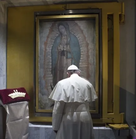 Il Papa davanti alla immagine della Madonna di Guadalupe |  | L'Osservatore Romano foto