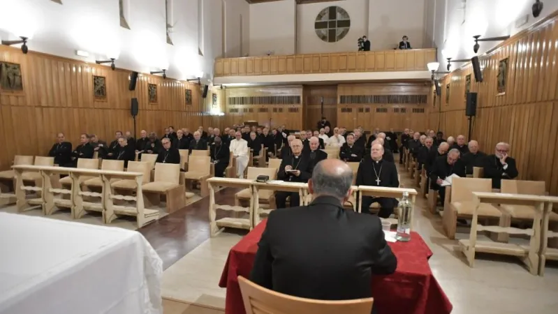 Il Papa e la Curia nella cappella della casa Gesù Divin Maestro ad Ariccia |  | Vatican Media