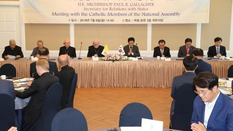 Arcivescovo Gallagher parlamentari cattolici | L'incontro dell'arcivescovo Gallagher con i parlamentari cattolici di Corea del Sud, Seoul | Vatican News 