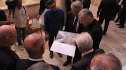 Il Cardinale Pietro Parolin riceve il volume "La storia di Giona" da Antonio Zanardi Landi, presidente della Fondazione Aquileia / Vatican News 