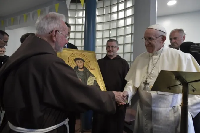 Il Papa consegna la icona di San Francesco al responsabile del centro |  | Vatican Media 