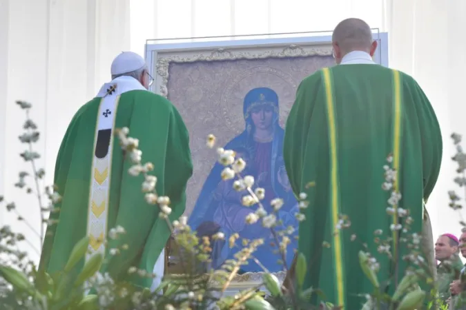 Papa Francesco onora l'immagine della Madonna di Trakai |  | Vatican Media 