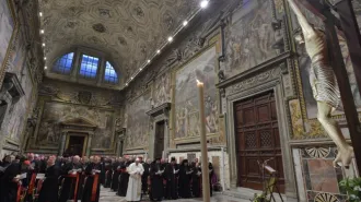 Abusi, la richiesta di perdono dei vescovi. Papa Francesco: “Come agire?”