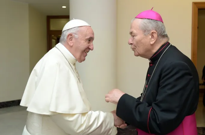 Papa Francesco e l'arcivescovo Ioan Robu nel loro incontro durante le visite ad limina dei vescovi di Romania  | Vatican Media / ACI Group