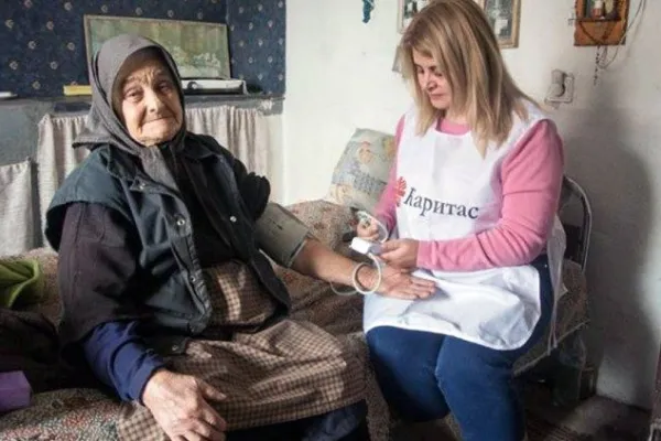 Una delle assistenze che Caritas Bulgaria presta alle persone anziane  / caritas.bg
