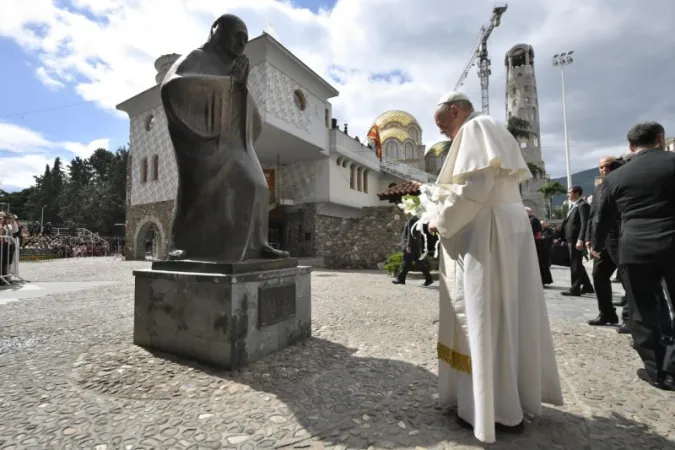 Papa Francesco prega davanti alla statua di Madre Teresa a Skopje |  | Vatican Media