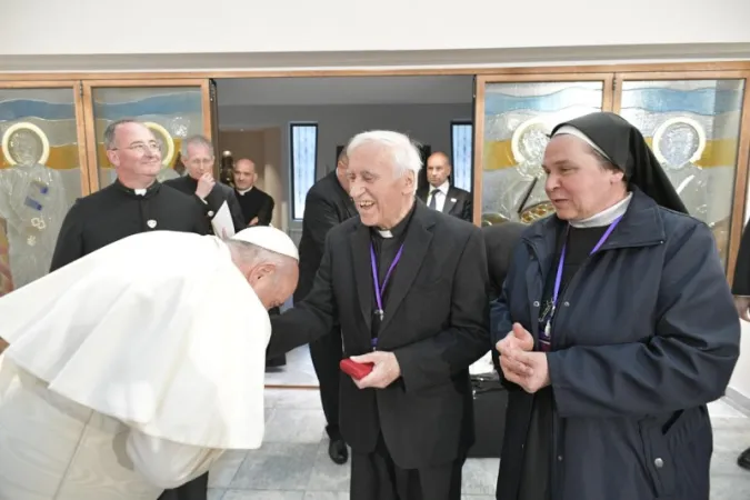 Il Papa con i religiosi di Skopje |  | Vatican Media / ACI Group