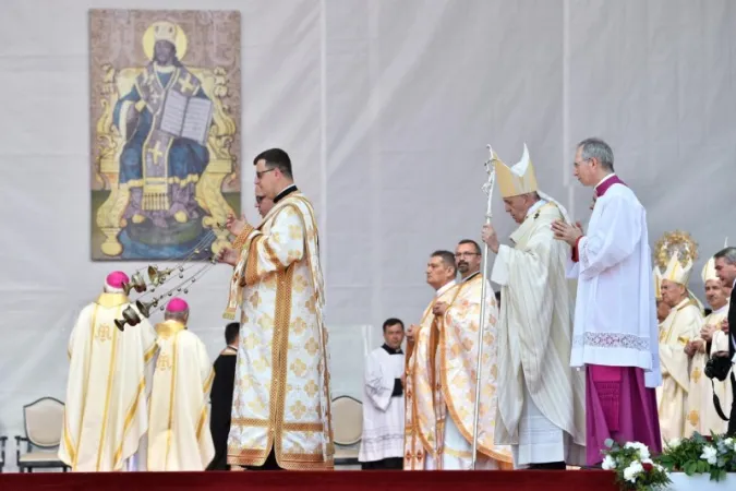 Papa Francesco alla Divina Liturgia a BlajFoto: Vatican Media