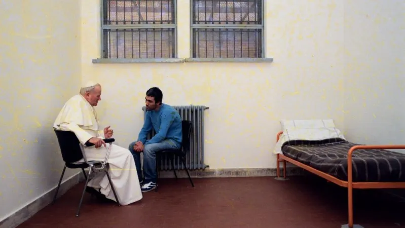 La foto storica della visita di Giovanni Paolo II a Rebibbia con Ali Agca |  | Vatican Media 