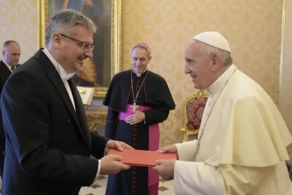 L'ambasciatore della Repubblica Ceca presso la Santa Sede, Vaclav Kolaja, alla presentazione delle lettere credenziali a Papa Francesco  / Vatican Media / ACI Group