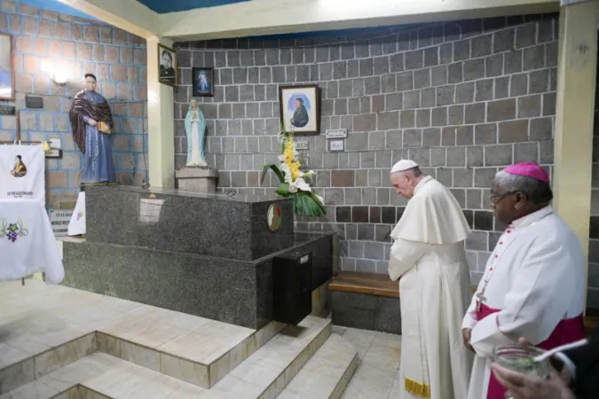Il Papa sulla tomba della Beata Victorie  |  | Vatican Media / ACI Group