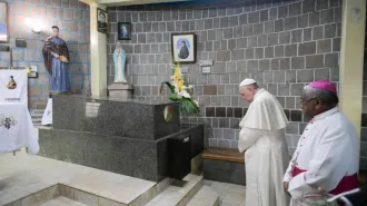 Papa Francesco sulla tomba di Victoire Rosoamanarivo, "donna che ha difeso la fede" 