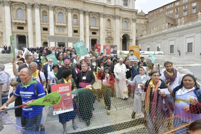 Papa Francesco in processione verso l'Aula del Sinodo  |  | Vatican Media / ACI group