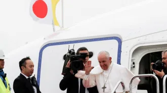 Papa Francesco termina il suo 32esimo viaggio: lascia il Giappone e torna in Vaticano