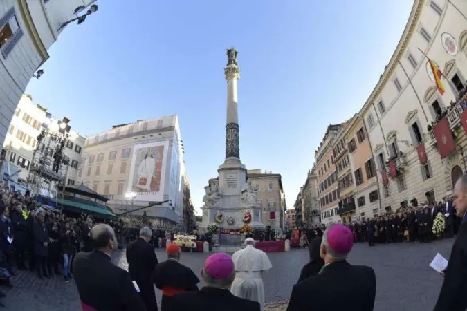 Papa Francesco Immacolata | Un passato omaggio di Papa Francesco all'Immacolata di Piazza di Spagna | Vatican Media / ACI Group