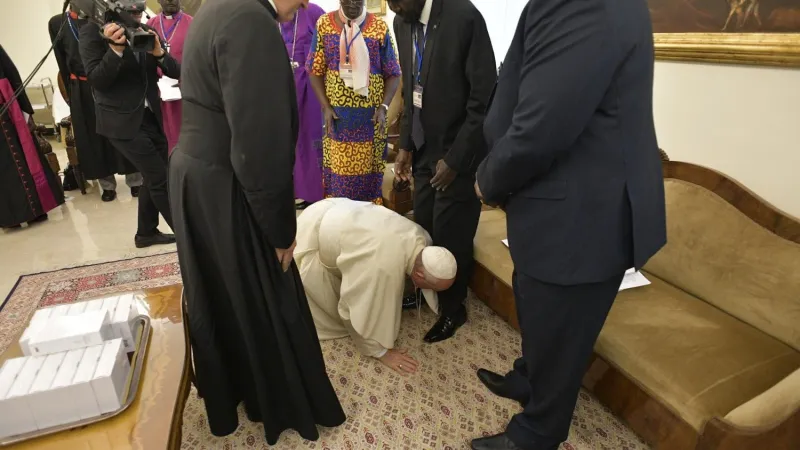 Papa Francesco bacia i piedi ai leader del Sud Sudan, Vaticano, 11 aprile 2019 | Vatican Media / ACI Group