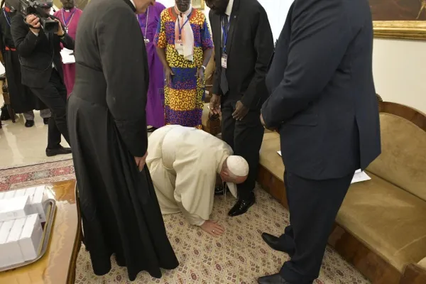 Papa Francesco bacia i piedi ai leader del Sud Sudan, Vaticano, 11 aprile 2019 / Vatican Media / ACI Group