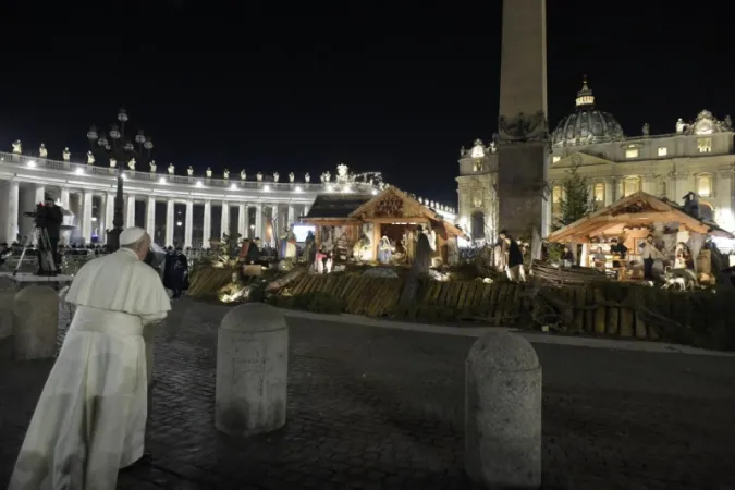Papa Francesco visita il presepe di Piazza San Pietro |  | Vatican Media