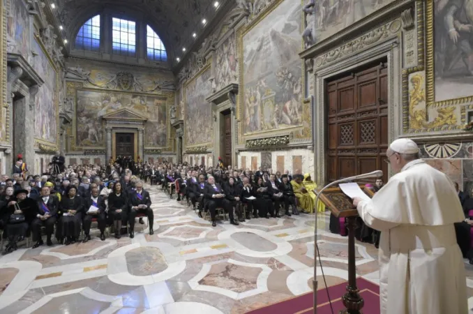 Papa Francesco durante il discorso di inizio anno al Corpo Diplomatico accreditato presso la Santa Sede, Sala Regia, Palazzo Apostolico Vaticano, 9 gennaio 2020 | Vatican Media / ACI Group