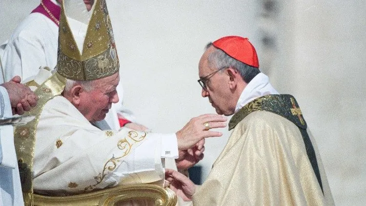 La foto storica del 2001 quando Giovanni Paolo II creò cardinale Jorge Mario Bergoglio |  | Vatican media