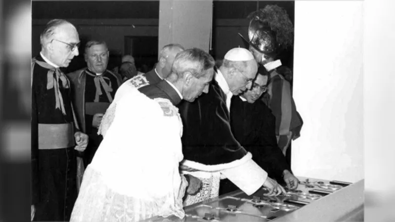 padre Stefanizzi alla sinistra di Pio XII a Santa Maria di Galeria |  | Vatican Media