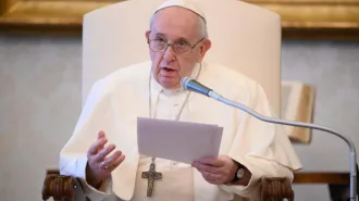 Papa Francesco: "Insegnate ai bambini a fare bene il segno della croce"