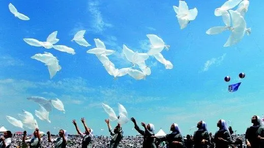 Suore cattoliche in Corea liberano palloncini per la pace | Vatican News 