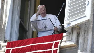Papa Francesco: "La croce non va ridotta a gesto scaramantico"