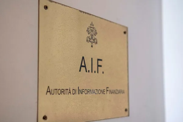 La targa dell'Autorità di Informazione Finanziaria, che si chiamerà ora Autorità di Informazione e Supervisione Finanziaria / Vatican Media